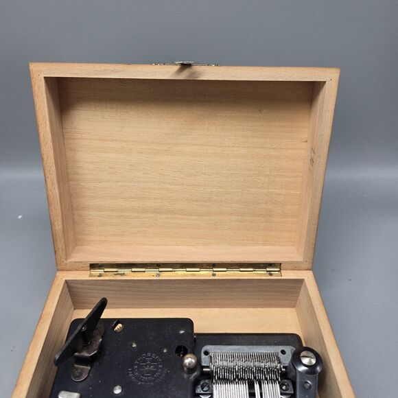 Vintage Thorens Music Box With 30 Teeth Plays But Missing 5 Teeth - Picture 5 of 14